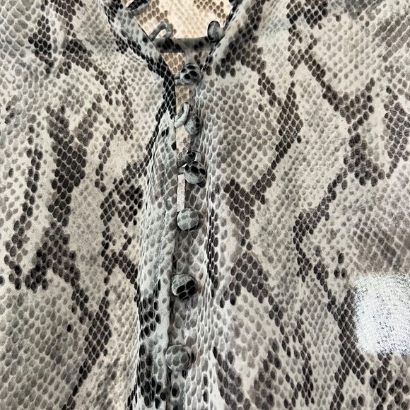 Express Blouse - Picture 5 of 5